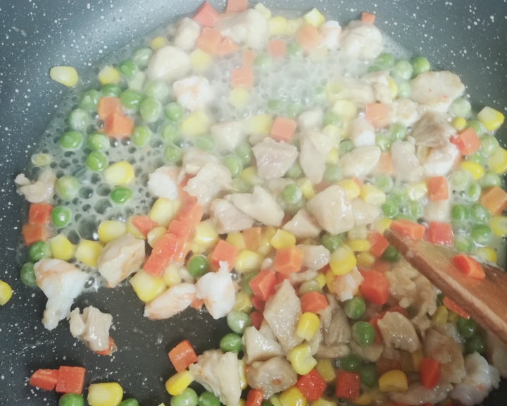 低热量的鸡肉虾仁炒杂蔬的做法 步骤6