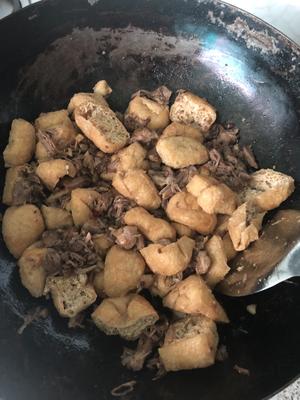 油豆腐炒拆骨肉的做法 步骤8