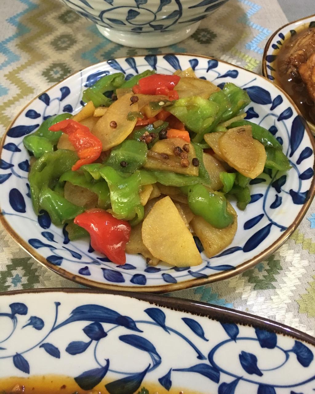 边吃边流泪的「孜然土豆片」