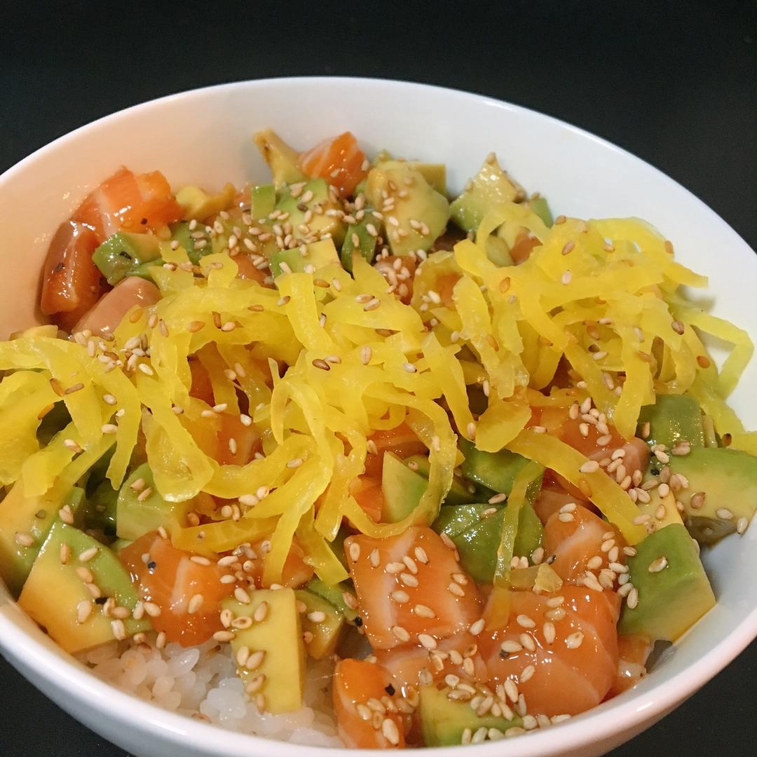 三文鱼牛油果盖饭，风靡夏威夷的Poke拌饭
