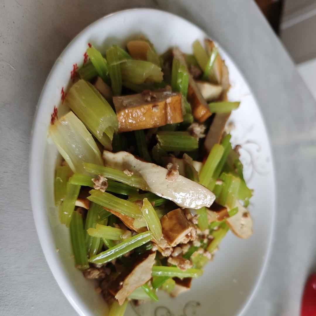 午餐晚餐简单快手下饭菜芹菜炒香干