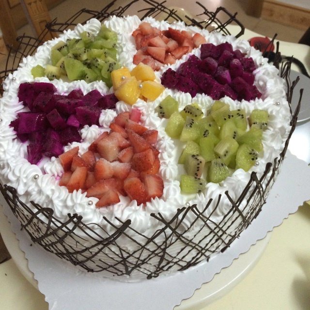 鲜奶双拼水果蛋糕