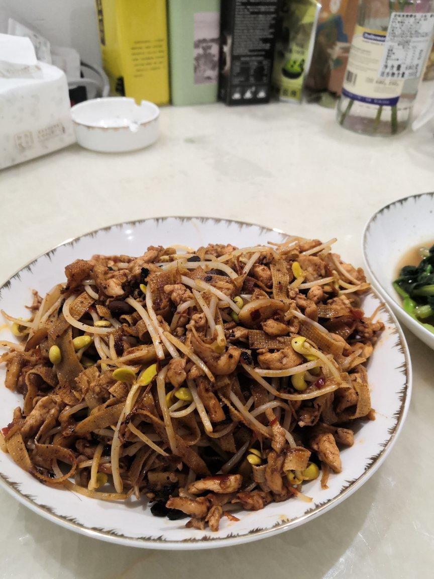 鸡胸肉辣炒干豆皮豆芽