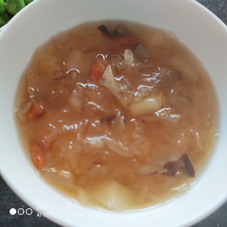 桃胶红枣银耳羹
