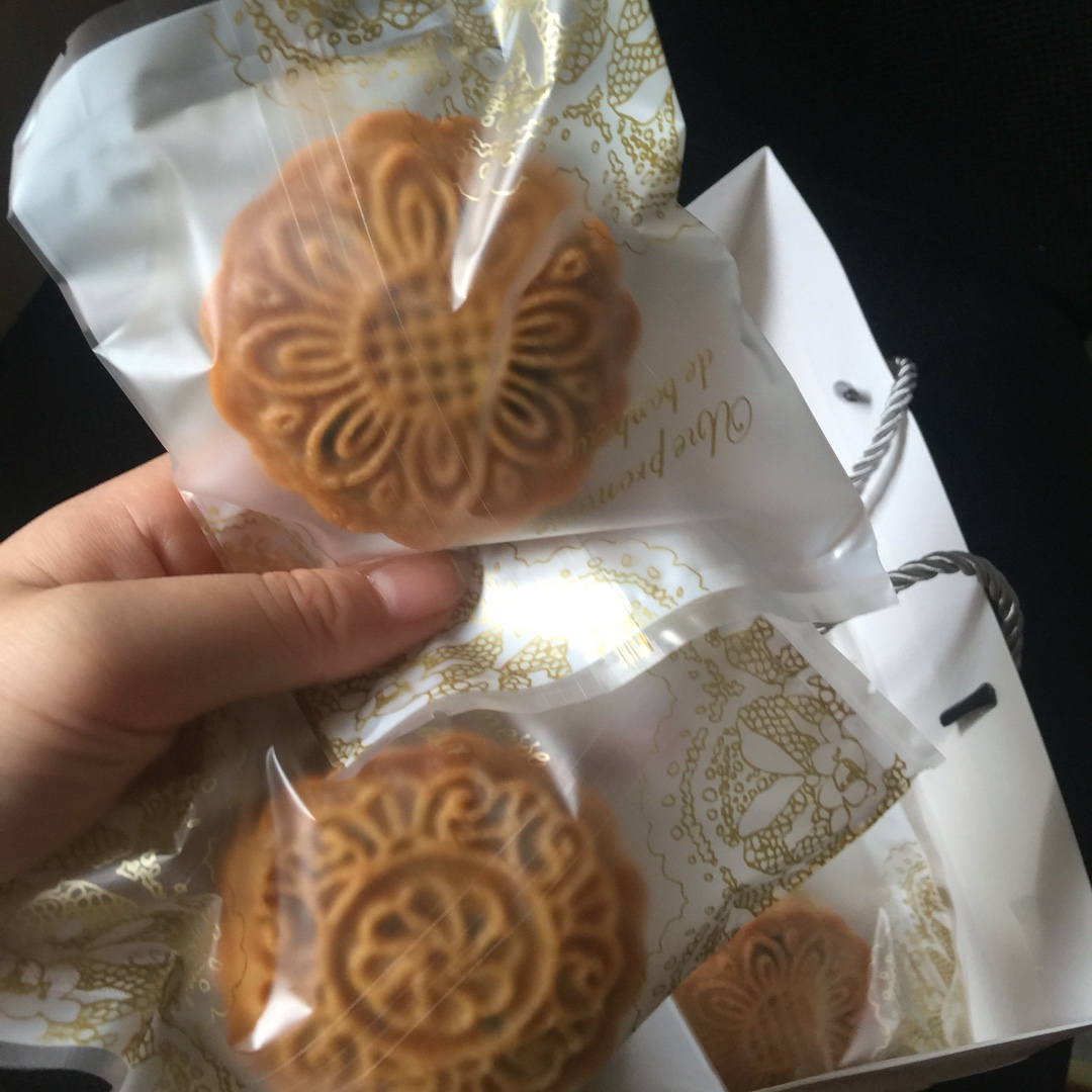 广式月饼—蛋黄莲蓉月饼