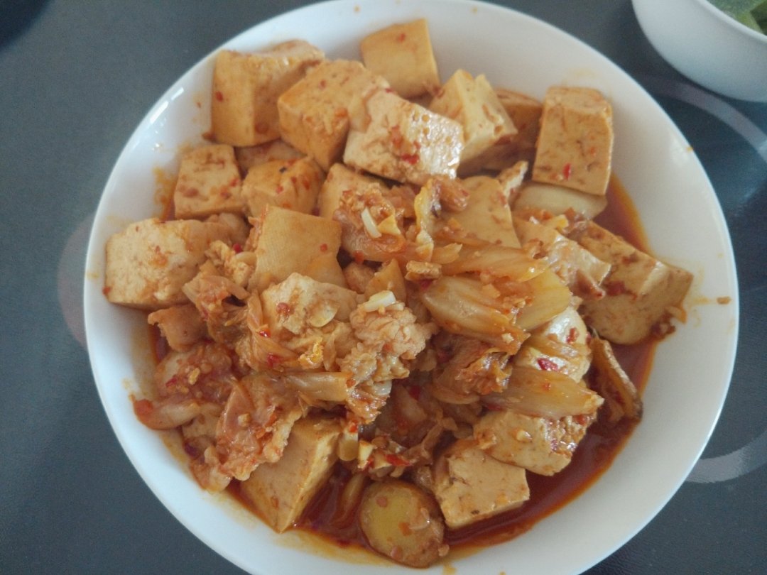 金枪鱼辣白菜炖豆腐