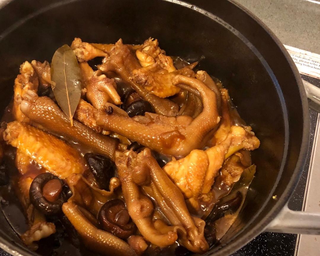 鑄鐵鍋飽汁燜鵝掌的做法