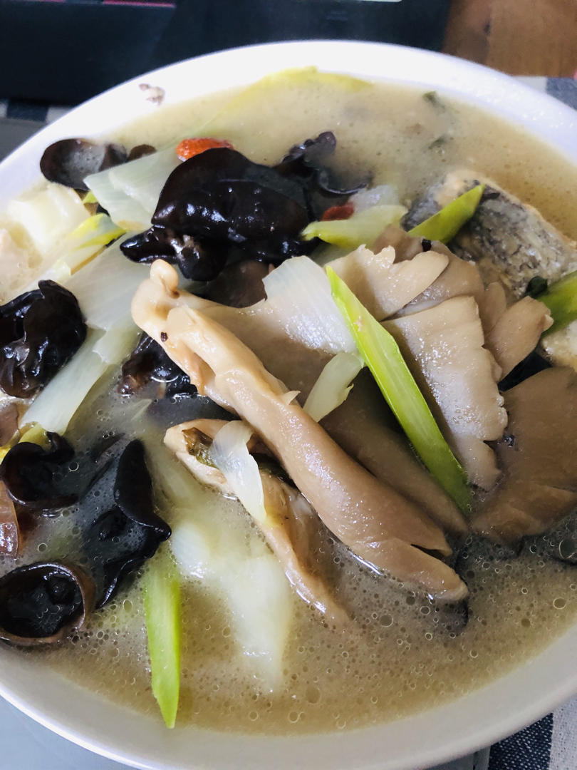 清炖鲫鱼汤 三个关键步骤让你轻松炖出汤浓味鲜色白似奶的鲫鱼汤