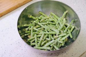 粉蒸豉汁豆角+马蹄笋剁椒蒜蓉蒸鸡翅【1月北鼎蒸炖锅食谱】的做法 步骤2