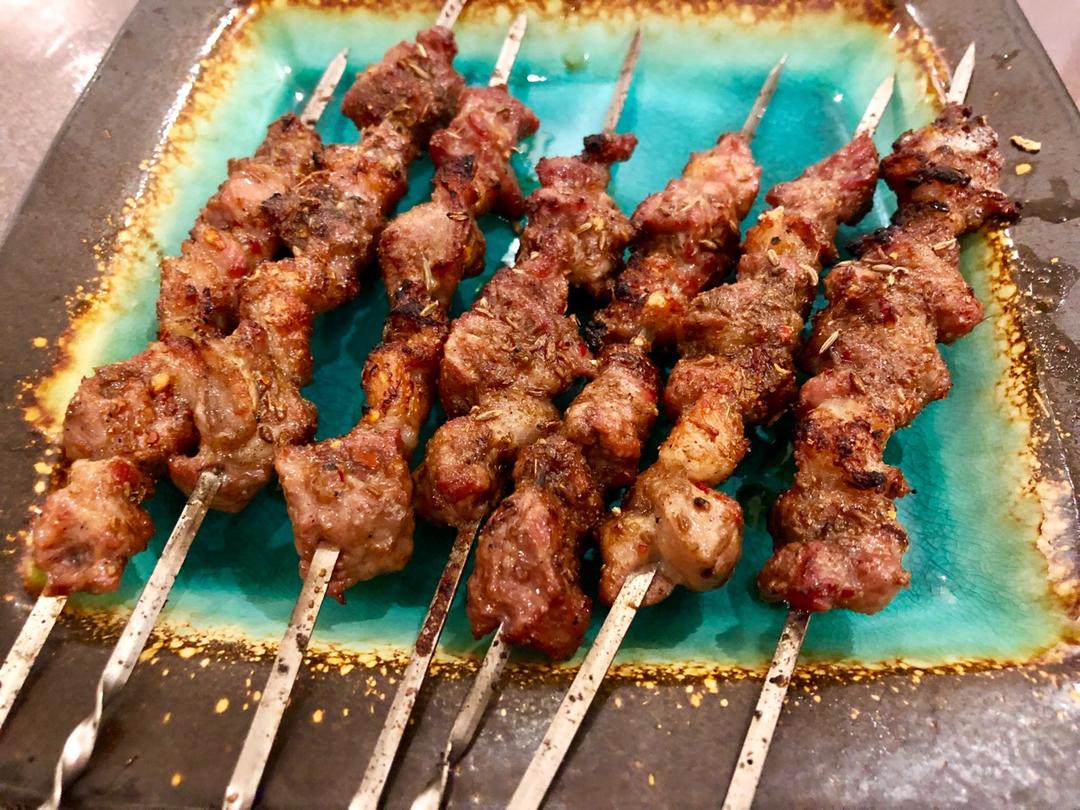 生烤羊肉串