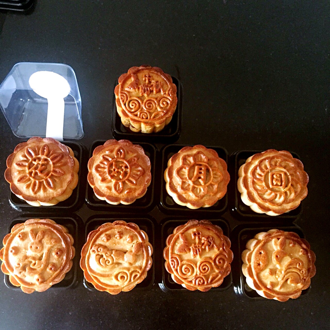 广式月饼—蛋黄莲蓉月饼