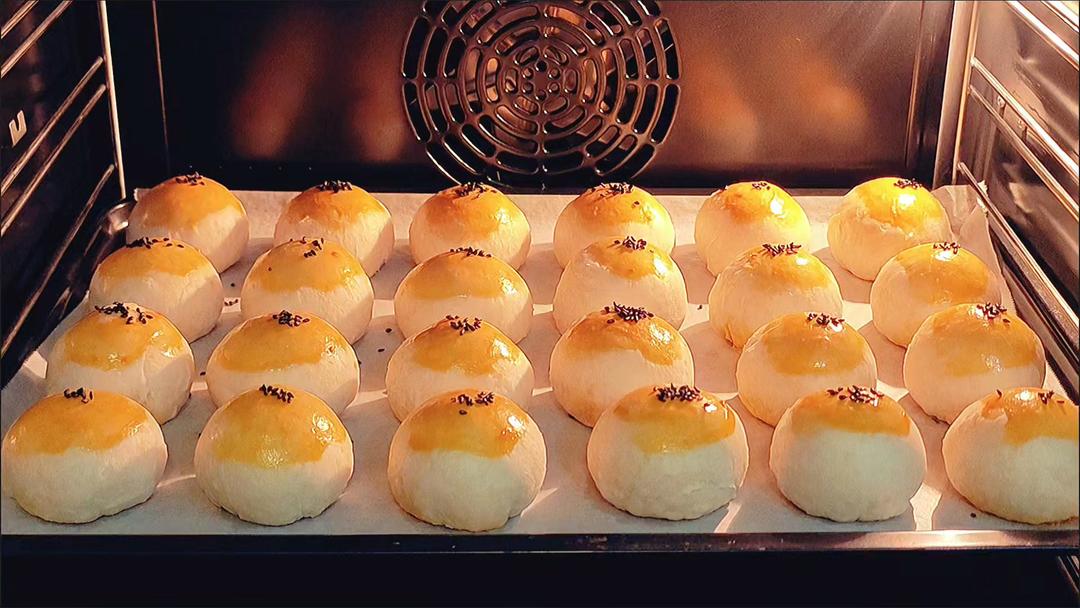 蛋黄酥【凤梨蛋黄酥、红豆沙蛋黄酥】