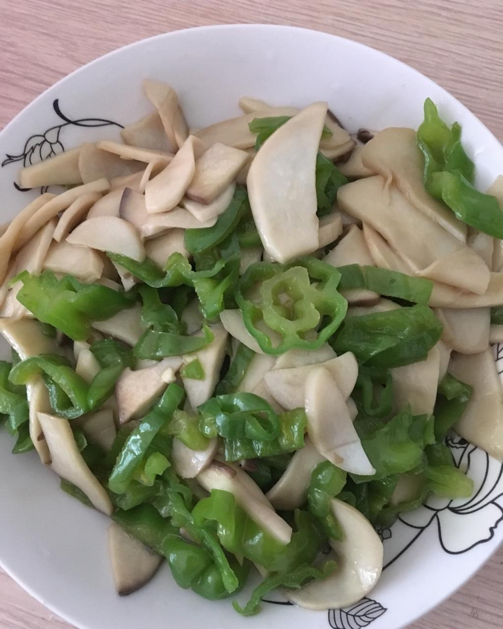 皖美cc女人做的青椒炒鸡腿菇