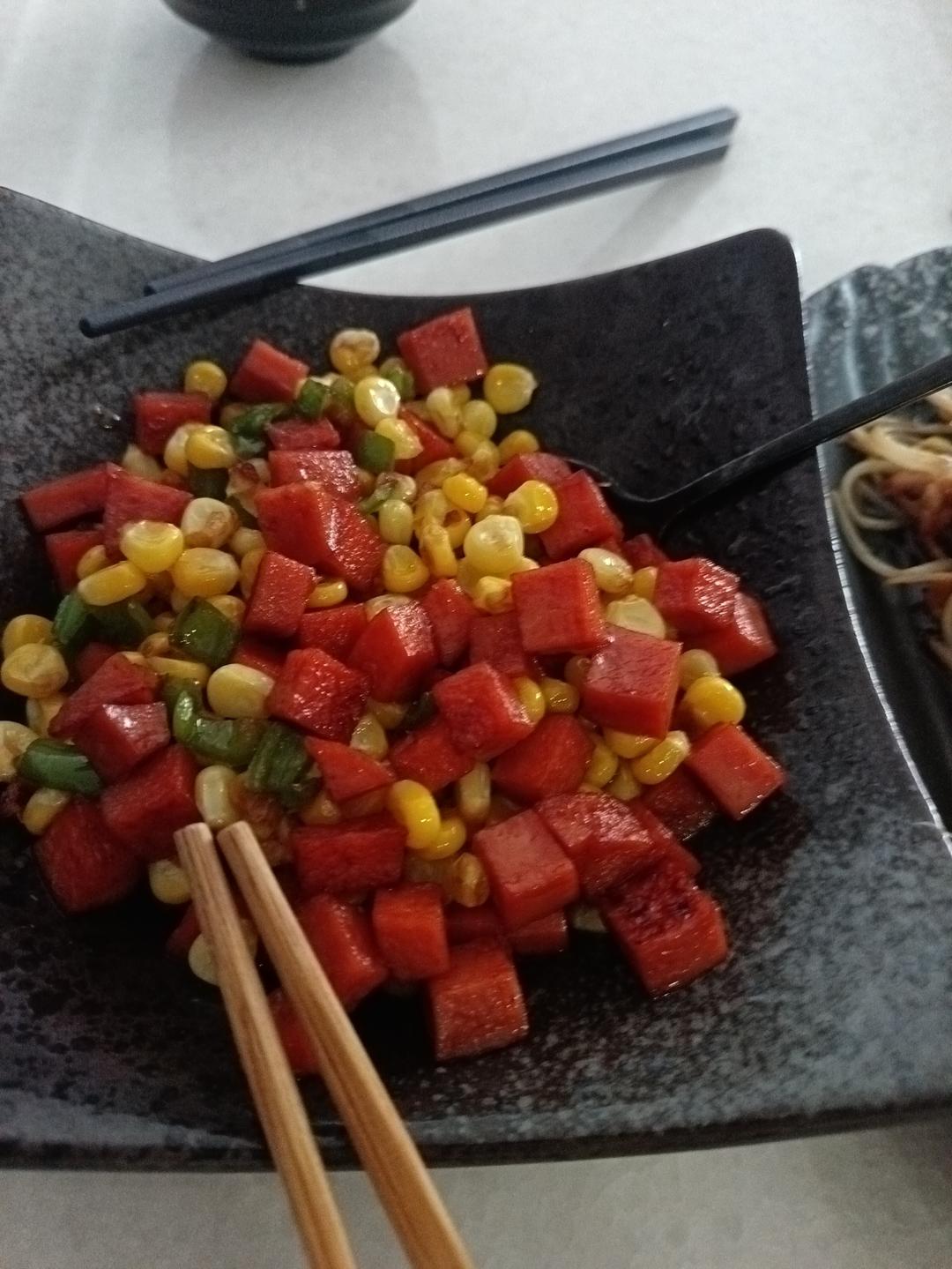 下饭菜！好吃香甜的清炒玉米粒火腿肠