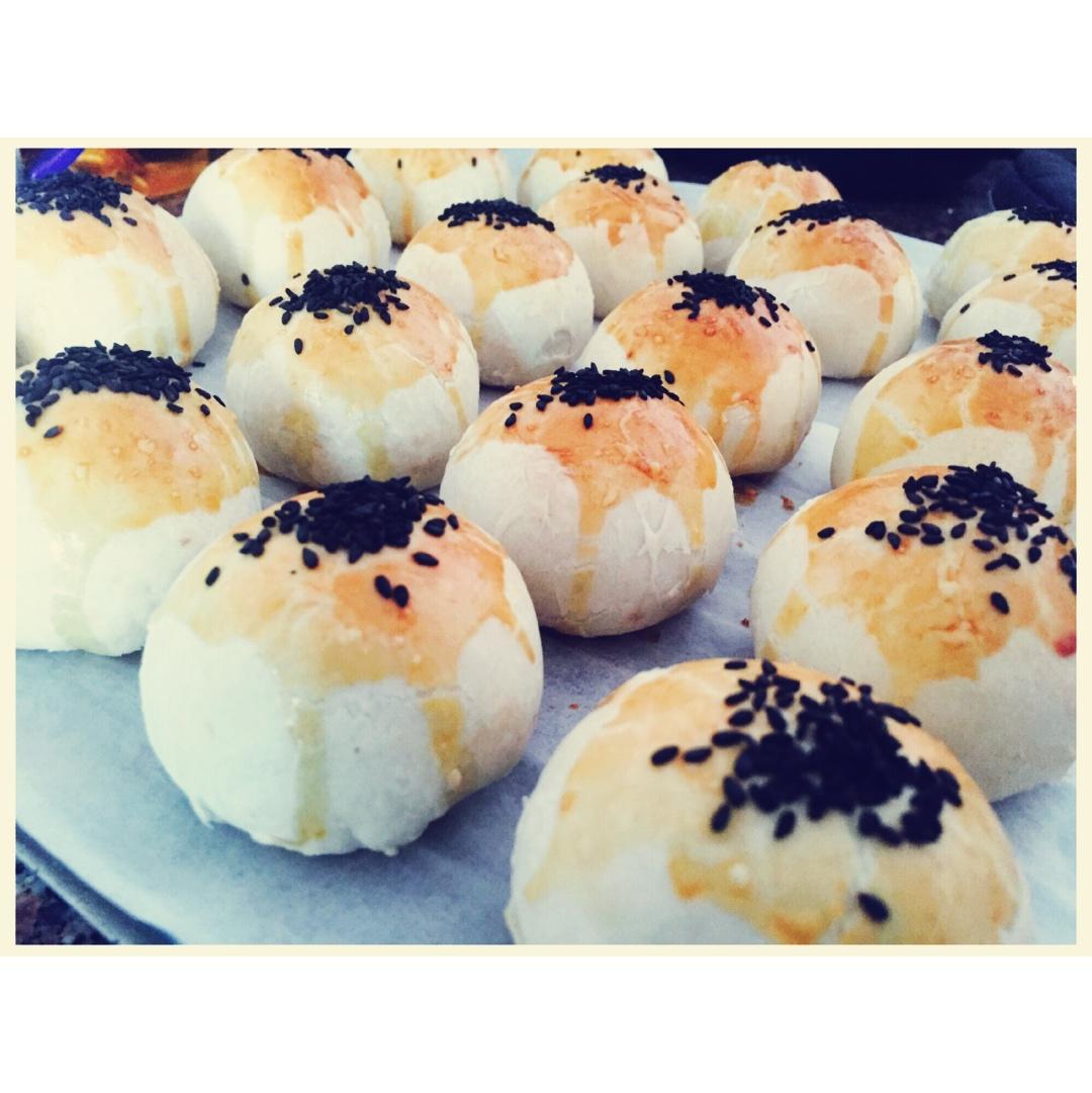 萌得掉渣渣的蛋黄酥