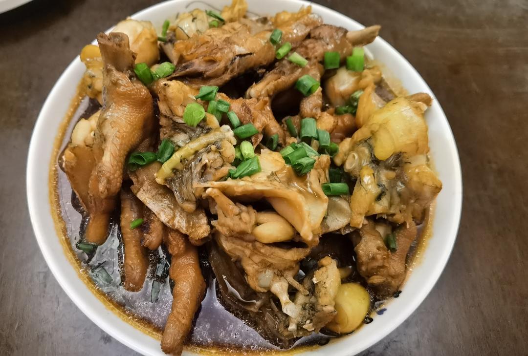 哦吼，软糯的鸡爪，鲜嫩的牛蛙，这锅鸡爪牛蛙煲真真可以吃得连汤汁都不剩！