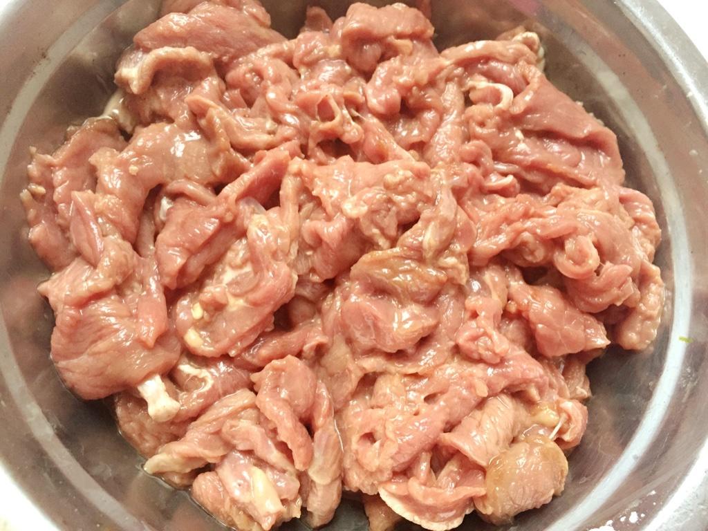 牛肉炒干笋子（玉兰片）味特鲜的做法 步骤3