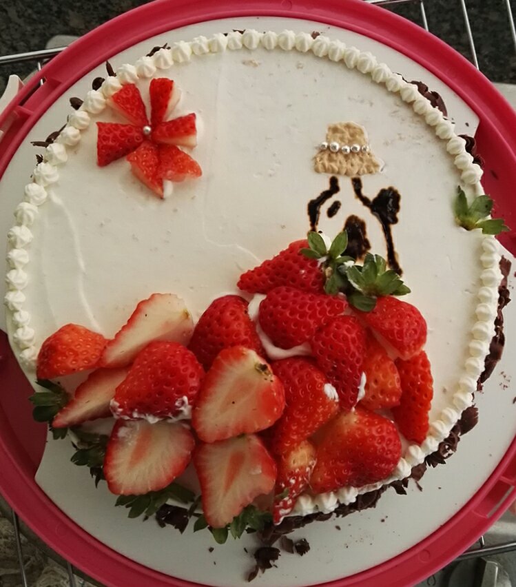 草莓美女生日蛋糕的做法