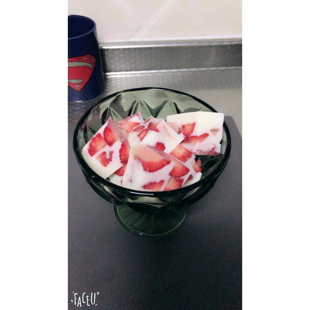 草莓牛奶冻