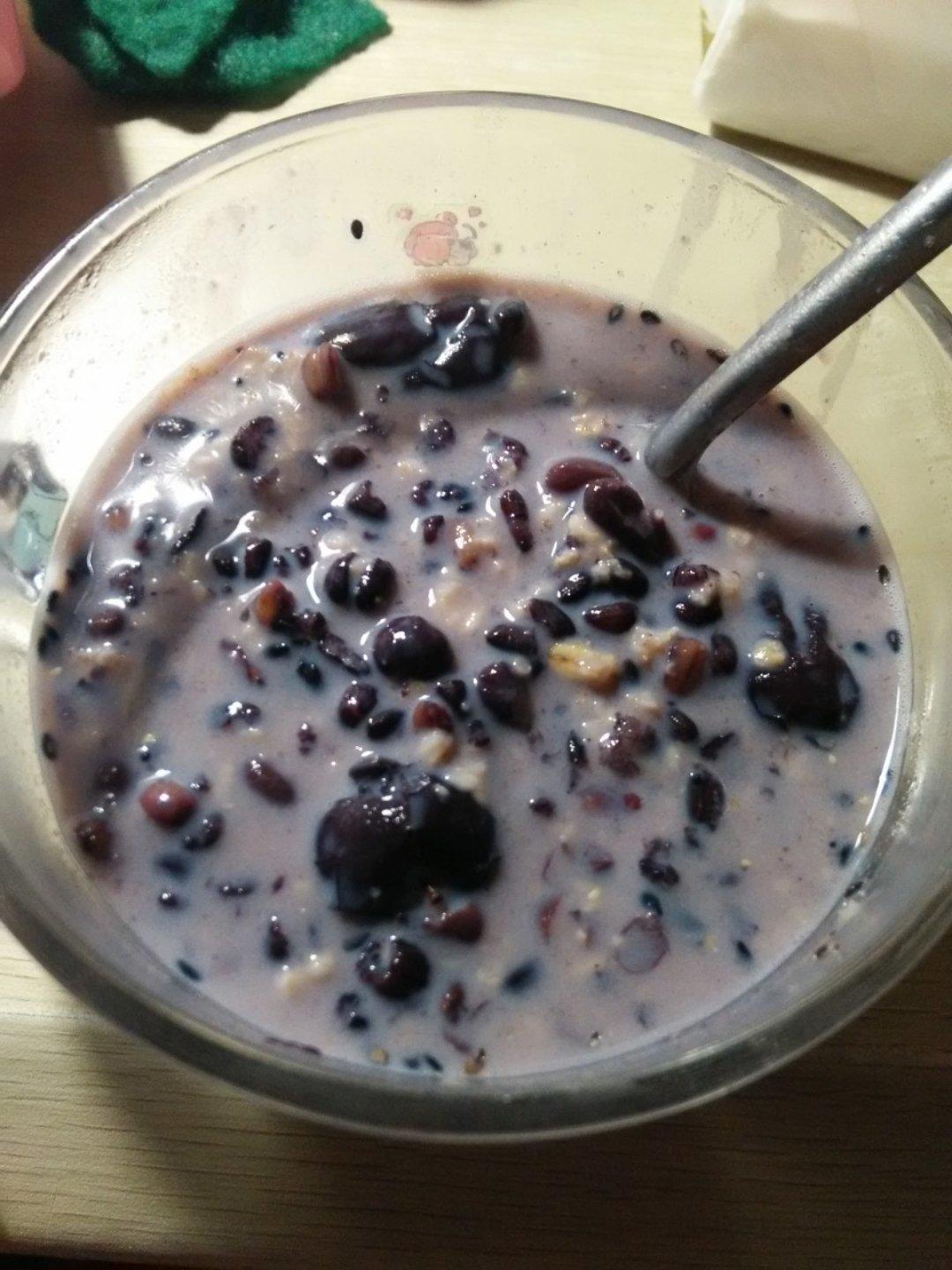 红枣红豆薏仁牛奶粥