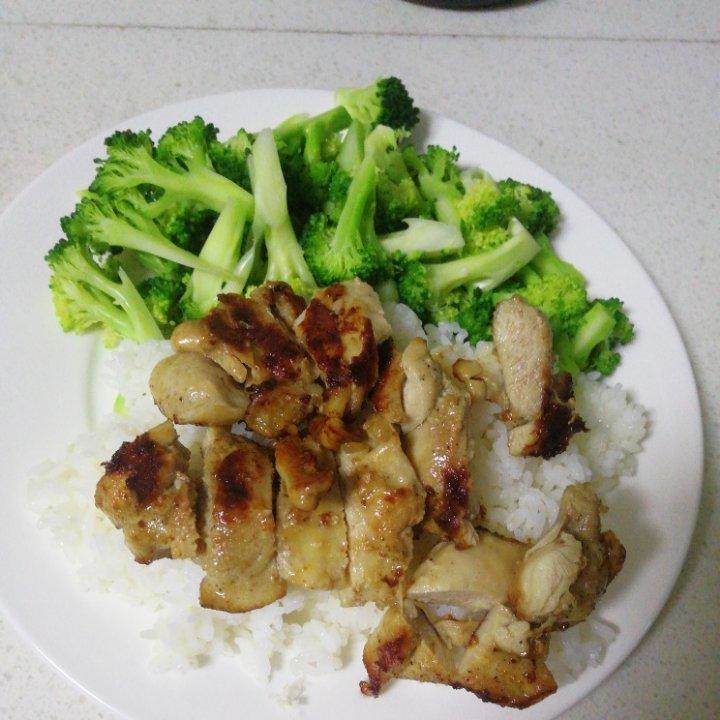 柠檬菠萝香蕉做的肥牛饭黑椒鸡腿饭