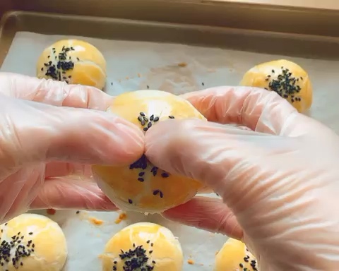 麻薯肉松蛋黄酥的做法