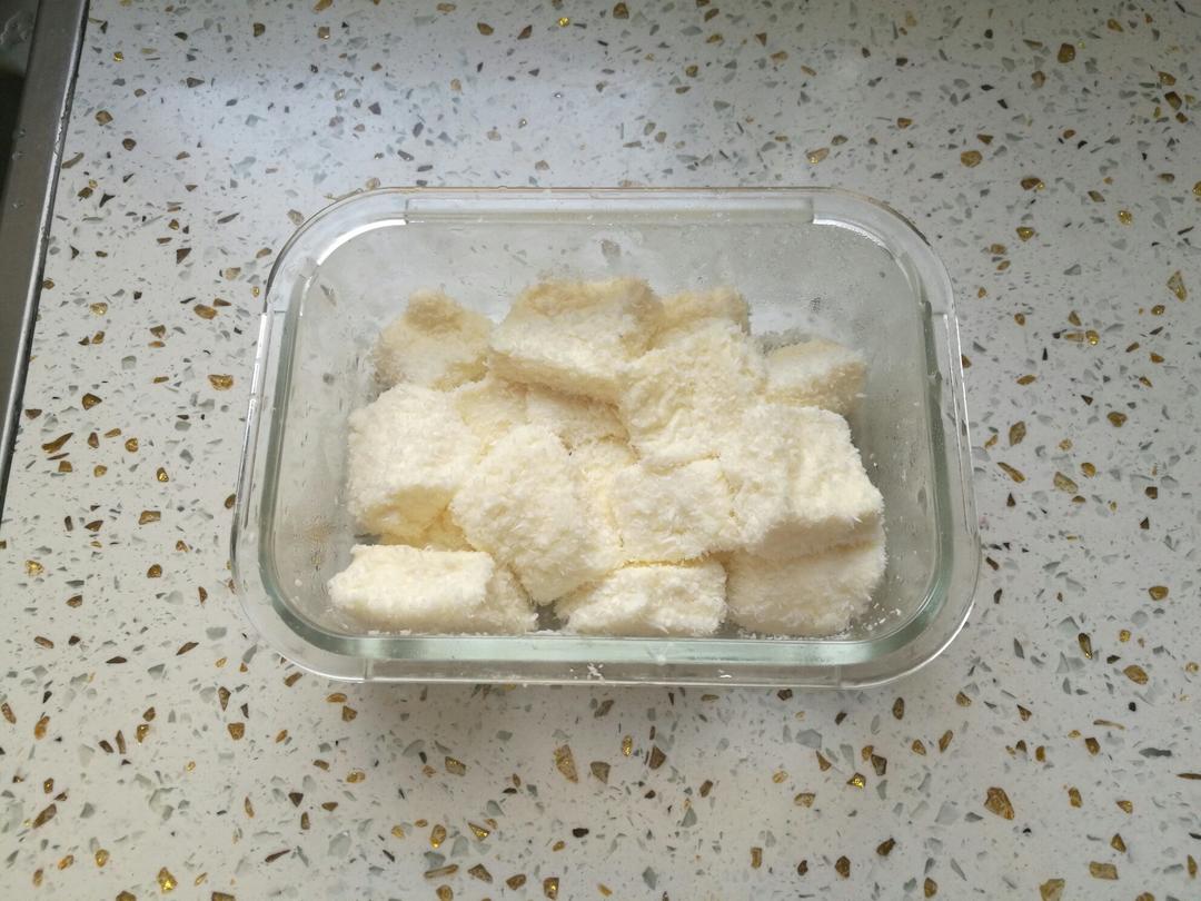 【视频】85度C 椰蓉牛奶小方～不用烤箱的夏日甜点