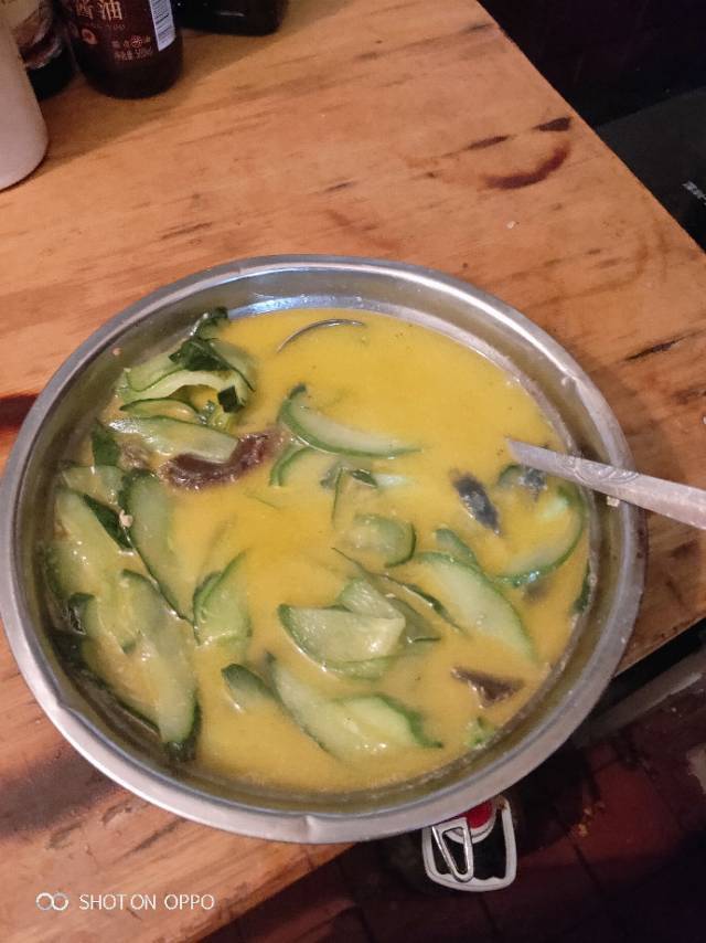 奶白鲜美的皮蛋黄瓜汤（简单便宜又好喝）
