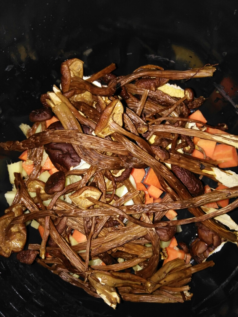鸭腿茶树菇香菇胡萝卜乱炖的做法 步骤3