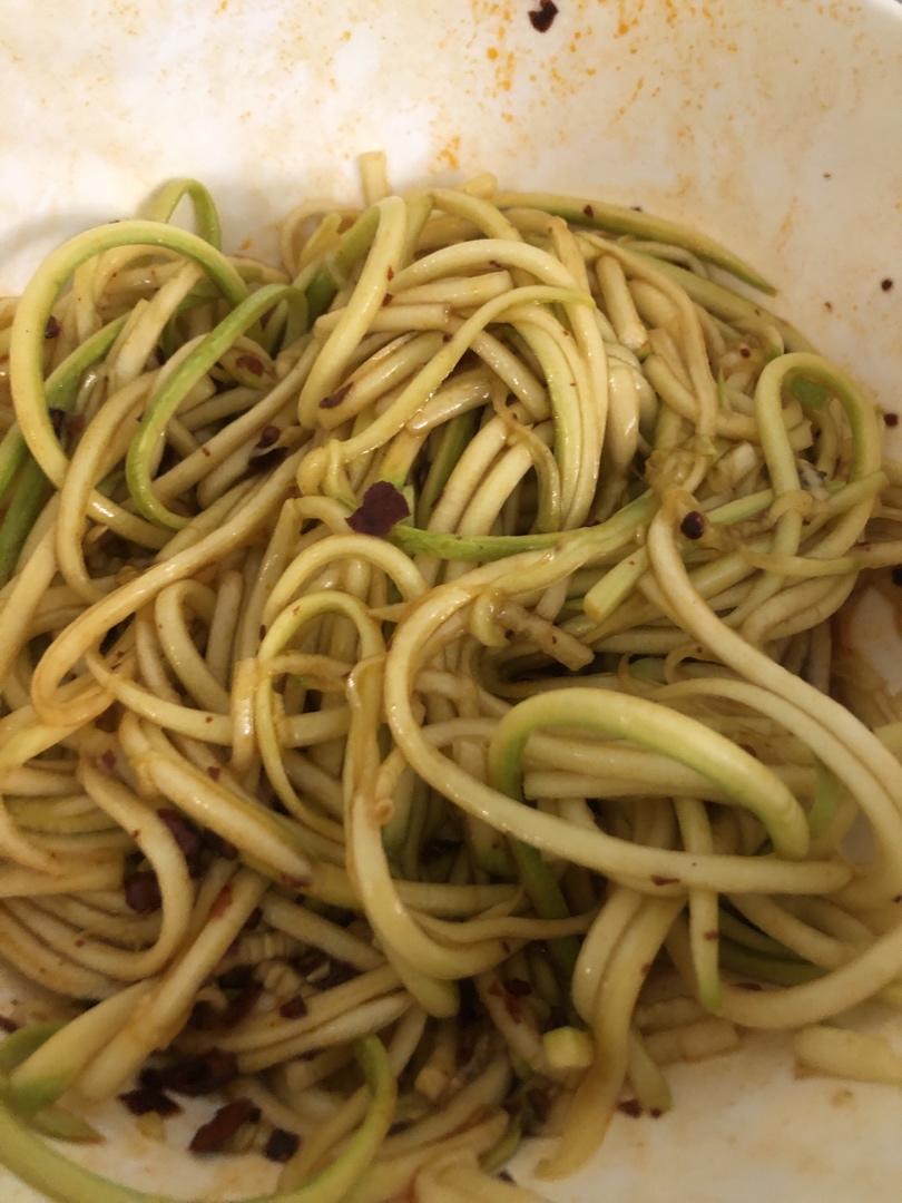 简单酸爽低脂无油凉拌西葫芦丝