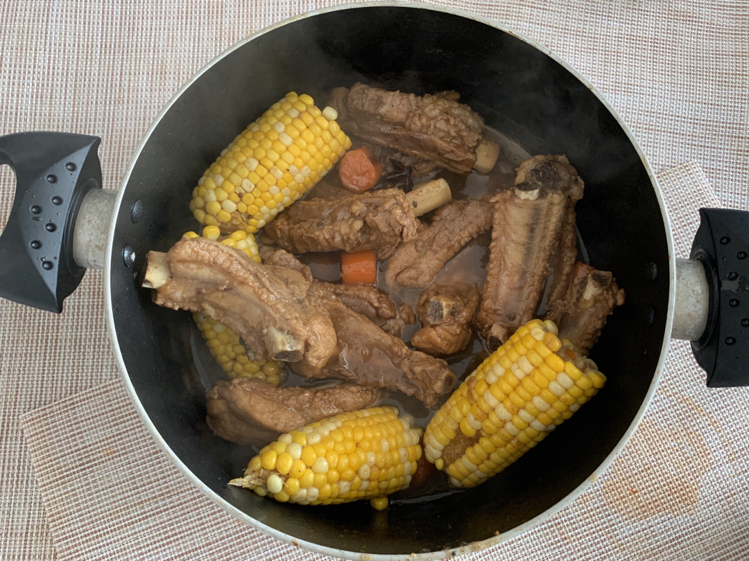 好吃到舔碗的家常玉米排骨煲，香嫩多汁，肉香十足超解馋