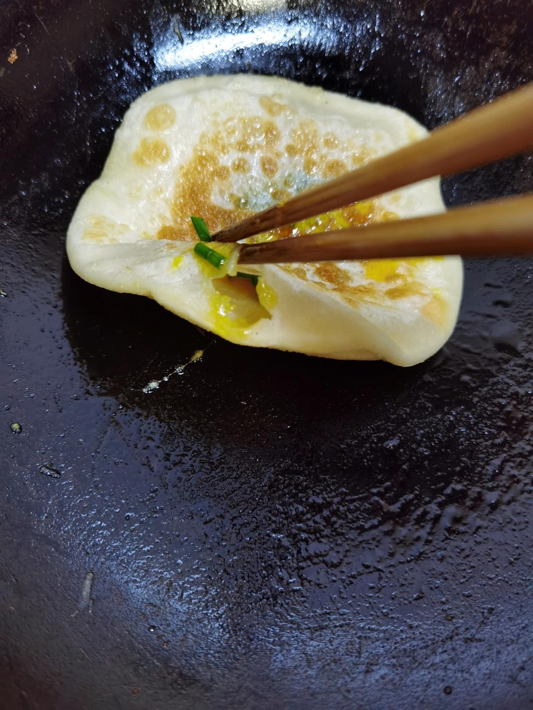 鼓大泡的鸡蛋灌饼(附煎饼酱做法)