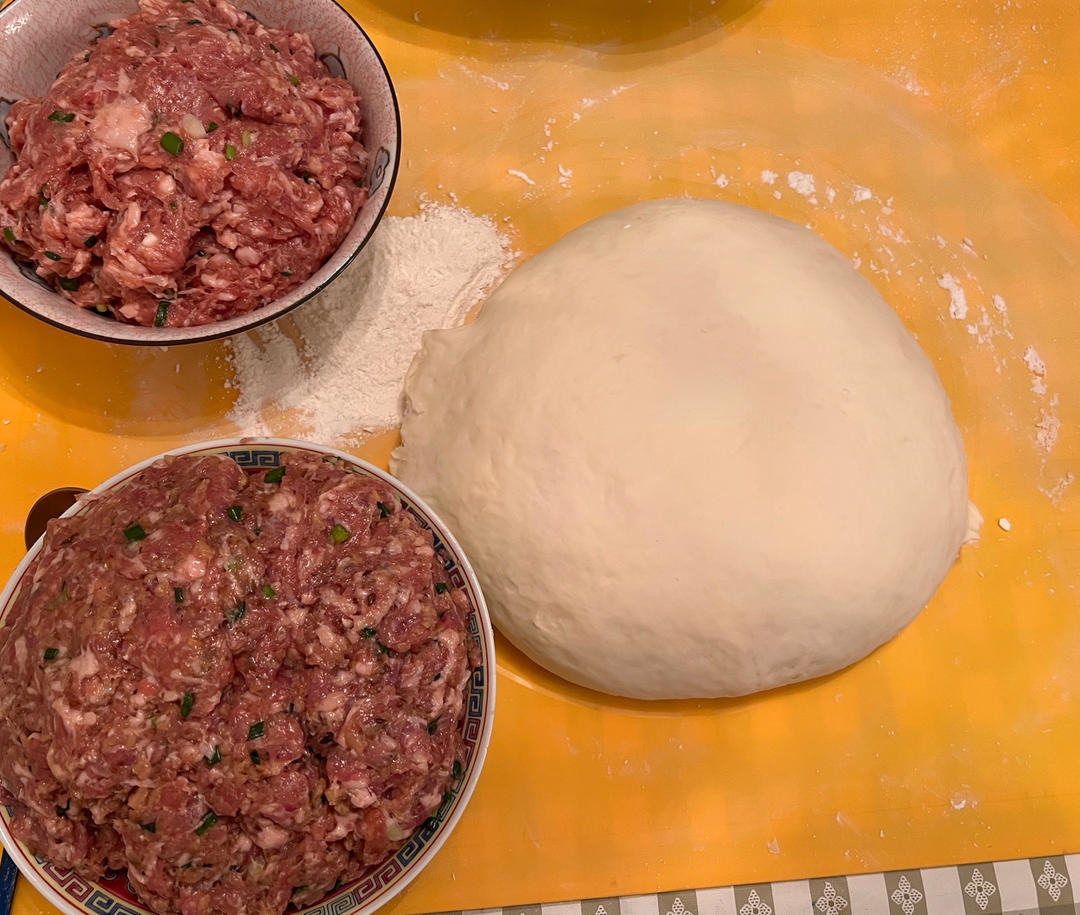 松软多汁的肉包子