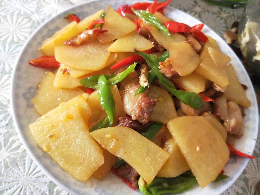 五花肉干煸土豆片