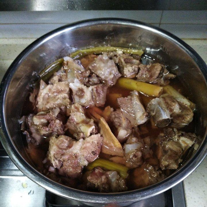 榴莲壳玉米大骨汤