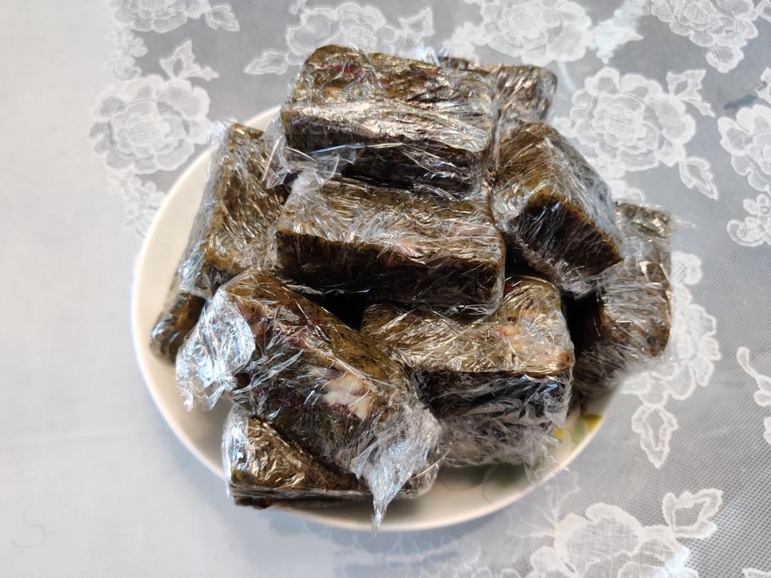 红枣核桃艾汁糕