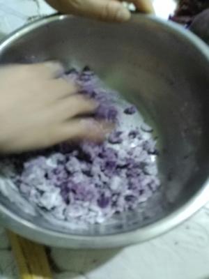 紫薯玫瑰花卷的做法 步骤2