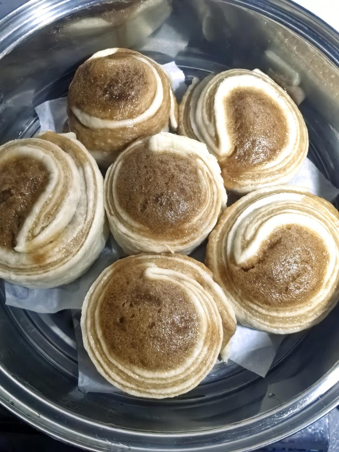 复刻最近很火的黑珍珠馒头~q弹的红糖马拉糕搭配松软的馒头，两种口感组合也太好吃了吧！