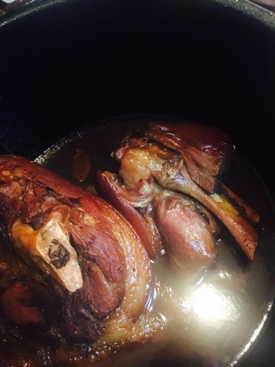 冰糖元蹄，皮松肉软好滋补