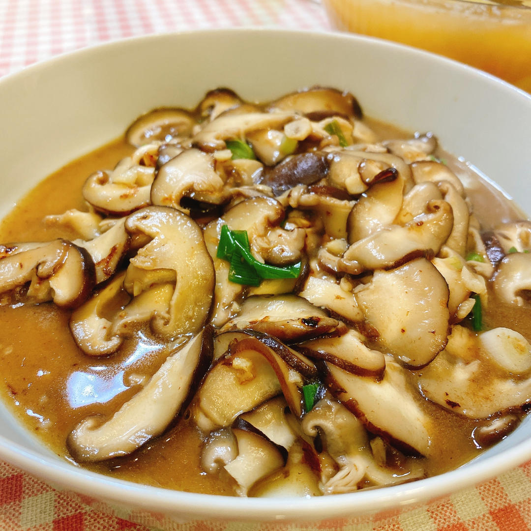 分享一个香菇好吃的做法，不用烧鸡不用炖汤，简单炒一炒，真香