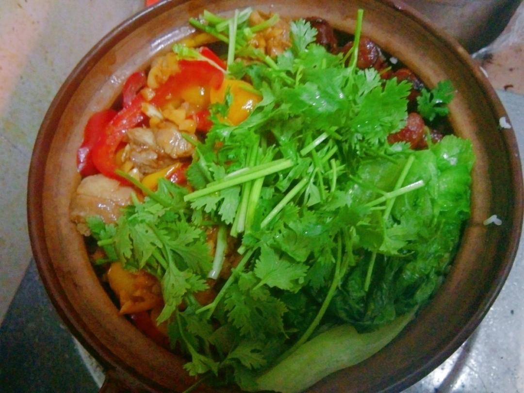 容易做的腊肠排骨煲仔饭