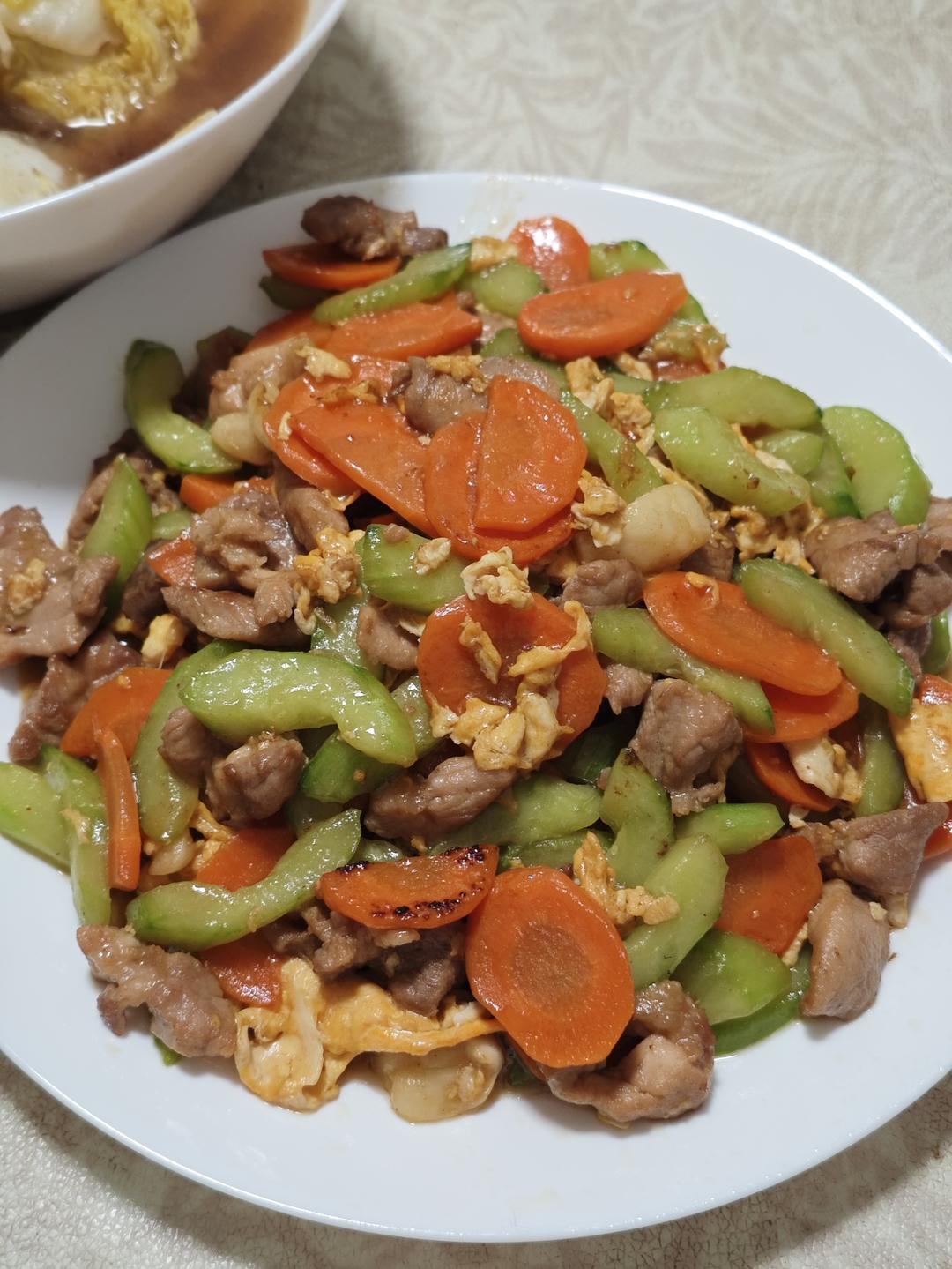 适合小朋友口味的简易版木须肉，新手烹饪必学家常菜，一盘5种食材，鲜香下饭
