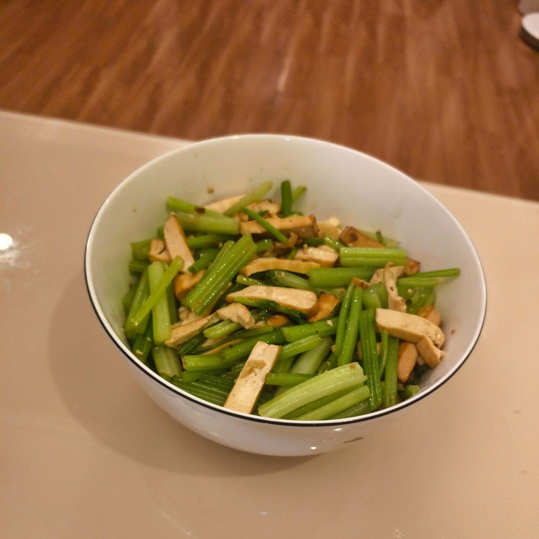 午餐晚餐简单快手下饭菜芹菜炒香干