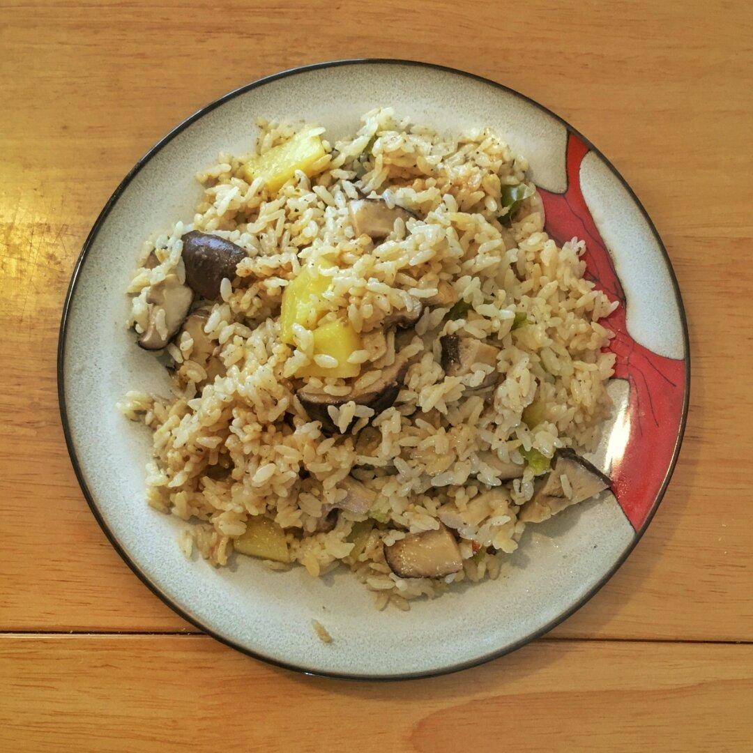香菇腊肠土豆焖饭