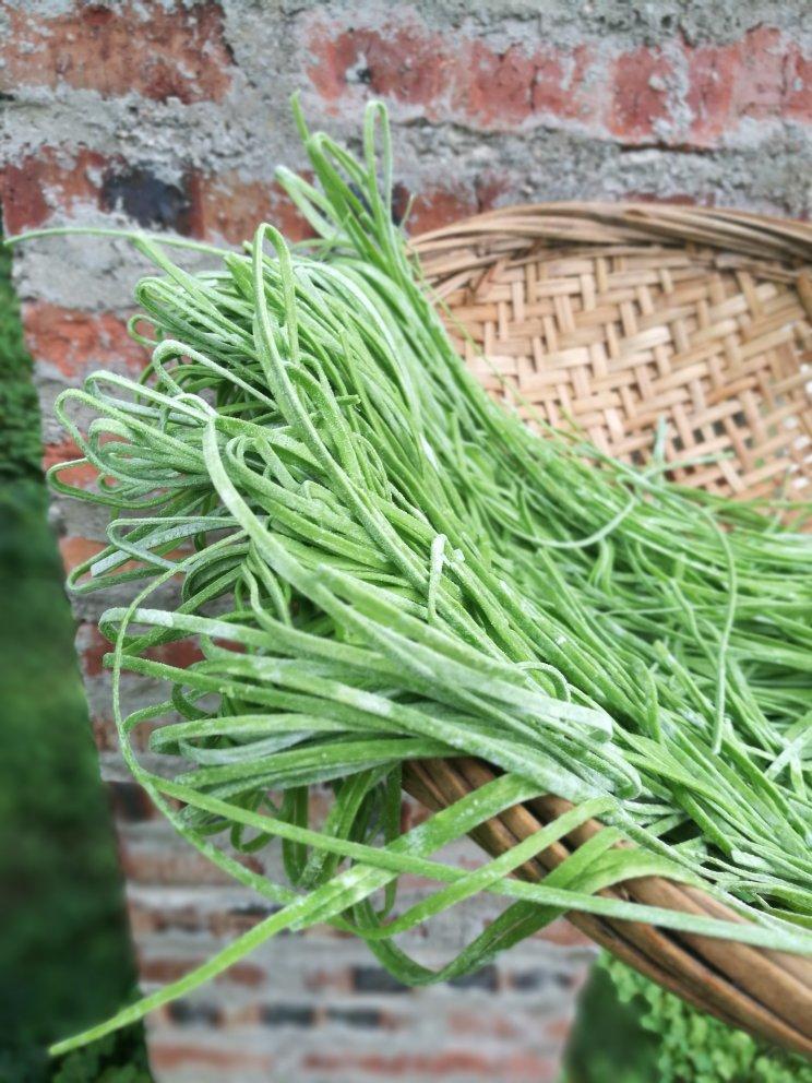 压面机版菠菜汁面条