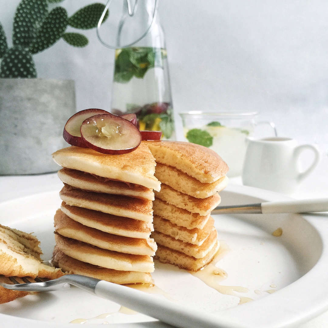 【酸奶松饼yogurt pancake】，搭上黑莓果酱和枫糖的美味。