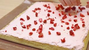 不腻不易融化的粉粉草莓芝士脆皮梦龙卷的做法 步骤2