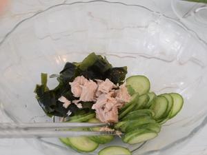 金枪鱼拌黄瓜裙带菜（视频食谱）的做法 步骤7