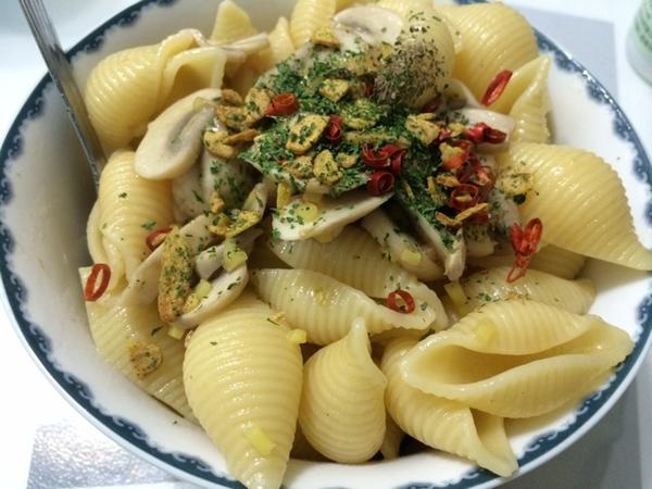 Aglio Olio with Mushroom（蒜香蘑菇辣味意粉）