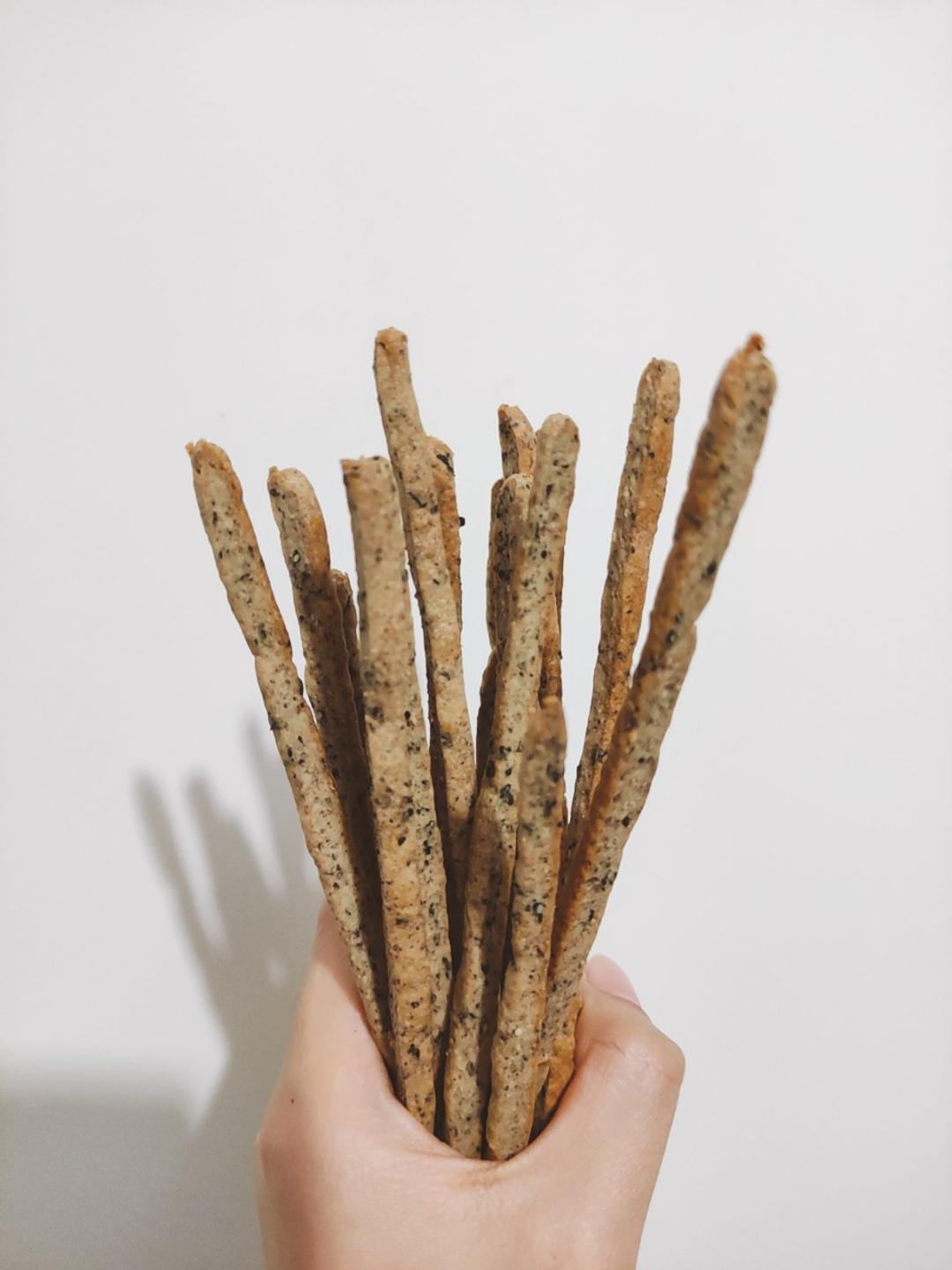 咸香的，酥酥的，吃起来停不了的黑芝麻饼干条